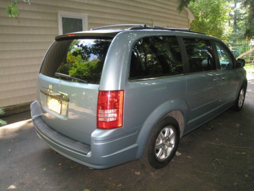 2008 Chrysler Town & Country Touring 3.8L V6 FWD mini passenger van, image 3