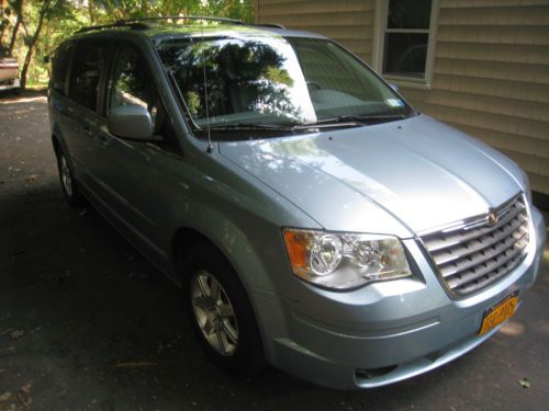 2008 Chrysler Town & Country Touring 3.8L V6 FWD mini passenger van, image 4