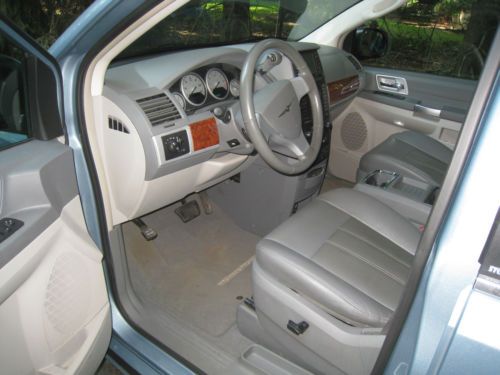 2008 Chrysler Town & Country Touring 3.8L V6 FWD mini passenger van, image 6
