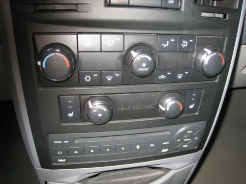 2008 Chrysler Town & Country Touring 3.8L V6 FWD mini passenger van, image 8