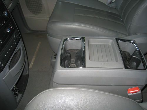 2008 Chrysler Town & Country Touring 3.8L V6 FWD mini passenger van, image 9