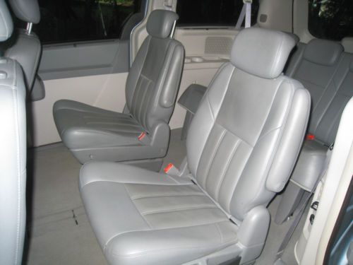 2008 Chrysler Town & Country Touring 3.8L V6 FWD mini passenger van, image 12