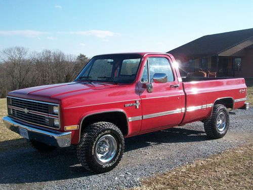 1984 chevy truck  4x4     fresh paint  low miles !!!!!