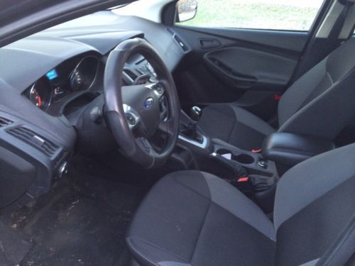 2012 ford focus se hatchback 4-door 2.0l