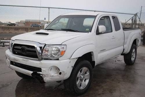 2006 toyota tacoma damadge repairable rebuilder 4x4 clean title will not last!!!