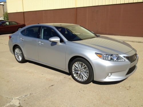 2013 lexus es350 sedan 4-door 3.5l silver w/black. 9000 miles fully loaded-mint