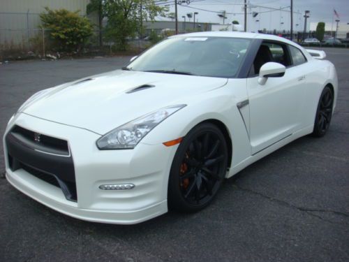 Nissan gt-r, 2014 model year, 1,909 miles