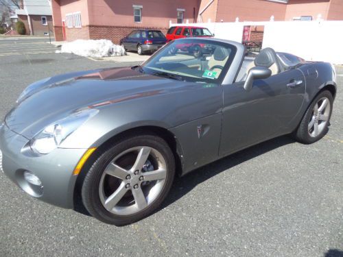 2006 pontiac solstice convertible, only 7,373 miles! leather, chromes,. 5 speed!
