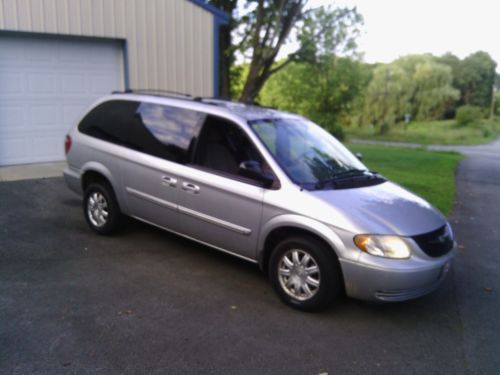 2004 CHRYSLER Town & Country  Touring 3.8L 6  Low reserve, image 1