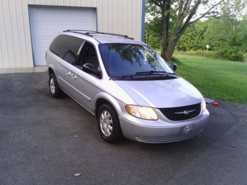 2004 CHRYSLER Town & Country  Touring 3.8L 6  Low reserve, image 2