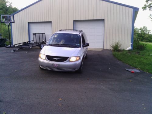 2004 CHRYSLER Town & Country  Touring 3.8L 6  Low reserve, image 5