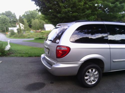 2004 CHRYSLER Town & Country  Touring 3.8L 6  Low reserve, image 7