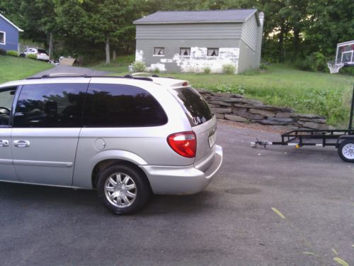 2004 CHRYSLER Town & Country  Touring 3.8L 6  Low reserve, image 8