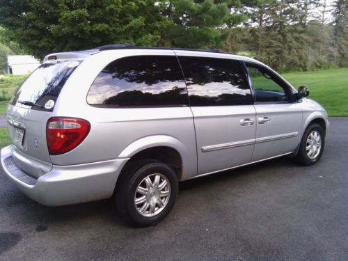 2004 CHRYSLER Town & Country  Touring 3.8L 6  Low reserve, image 9