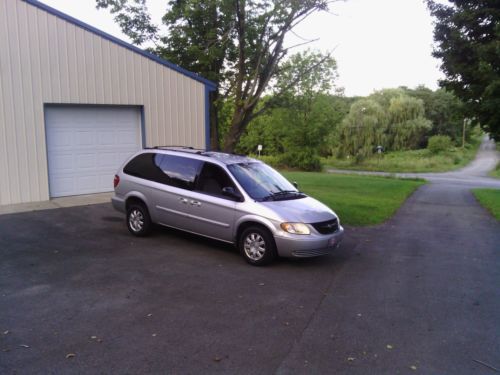 2004 CHRYSLER Town & Country  Touring 3.8L 6  Low reserve, image 10