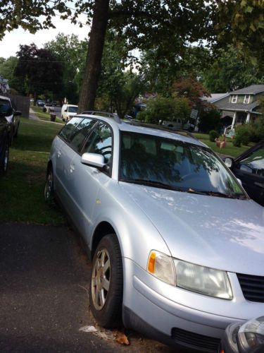 Volkswagen passat wagon 2000/ 4 dr gls v6 gas.