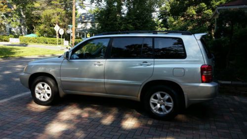 2003 toyota highlander all wheel drive dvd like new