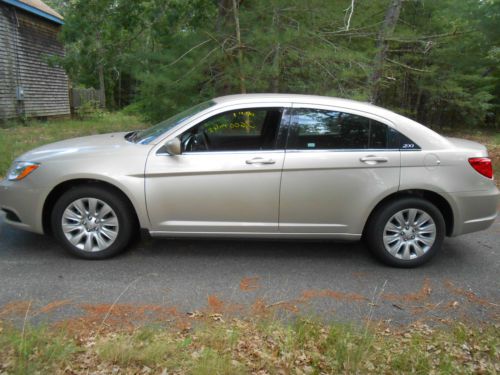 2014 chrysler 200 lx 4 cyl, sedan, gold in brand new condition