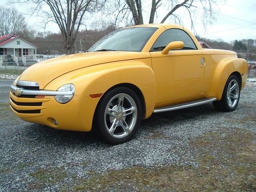 Super nice chevrolet ssr -convertible-6-speed-all options-low miles-garage kept-