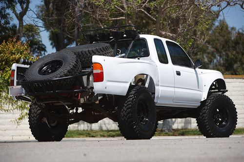 Toyota tacoma prerunner / race truck