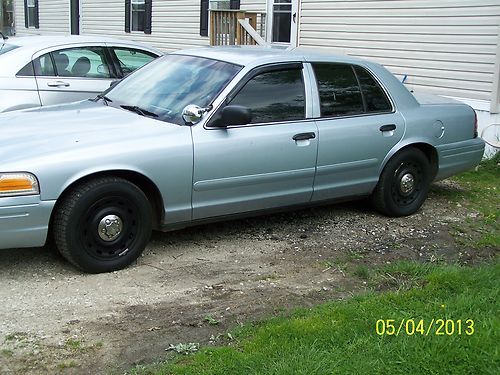 Light blue, all around tinted window, police rims with chrome center lugs caps