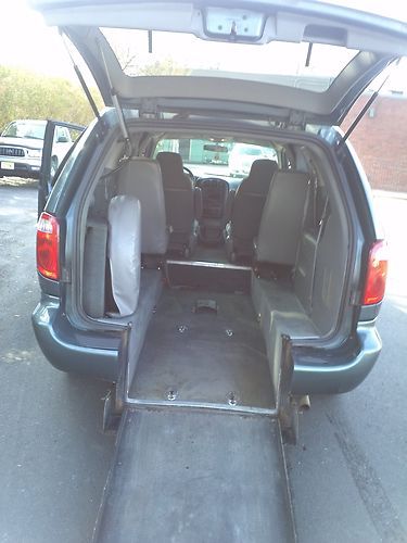 Van wheelchair handicap dodge grand caravan 2005 power vision ramp kneeling