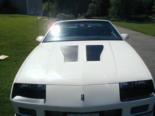 White camaro iroc 1988 auyomatic 60k miles,one owner