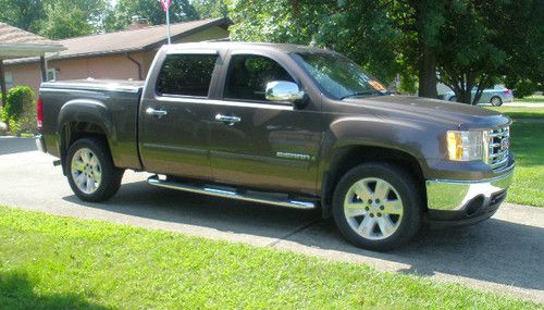 *lqqk 2007 gmc sierra sle 4-door w/ only 30k miles!*