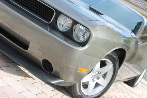 2010 dodge challanger se-1-owner,low miles,florida-kept,grey w/black stripes-hot