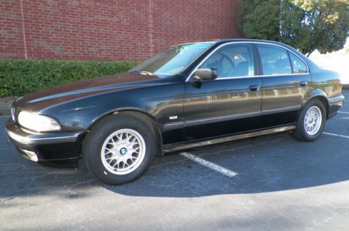 BMW 528i LOCAL TRADE SUNROOF BLACK ON BLACK HEATED LEATHER SEATS NO RESERVE, image 3