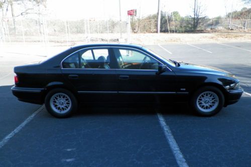BMW 528i LOCAL TRADE SUNROOF BLACK ON BLACK HEATED LEATHER SEATS NO RESERVE, image 9