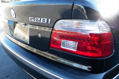 BMW 528i LOCAL TRADE SUNROOF BLACK ON BLACK HEATED LEATHER SEATS NO RESERVE, image 19