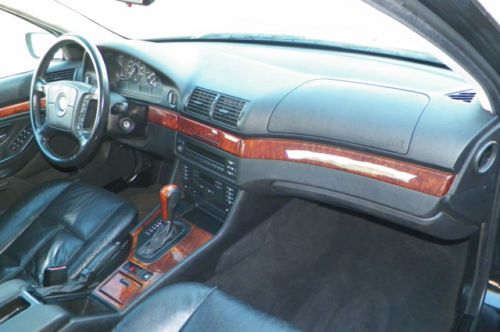 BMW 528i LOCAL TRADE SUNROOF BLACK ON BLACK HEATED LEATHER SEATS NO RESERVE, image 49