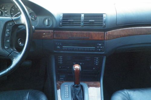 BMW 528i LOCAL TRADE SUNROOF BLACK ON BLACK HEATED LEATHER SEATS NO RESERVE, image 63