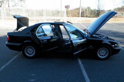 BMW 528i LOCAL TRADE SUNROOF BLACK ON BLACK HEATED LEATHER SEATS NO RESERVE, image 98