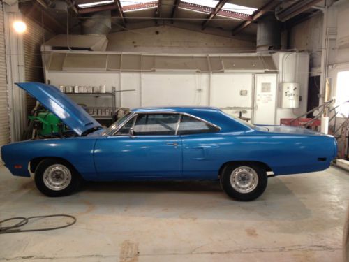 Blue 1970 plymouth roadrunner