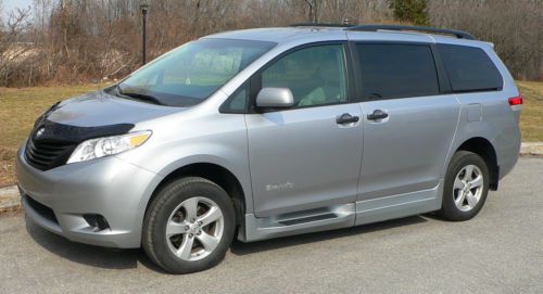 2011 toyota sienna handicap wheelchair van