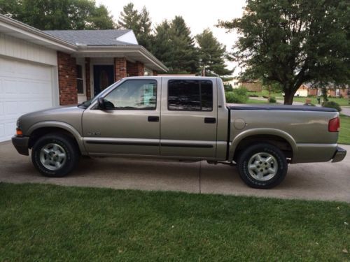 4 wheel drive crew cab pickup truck