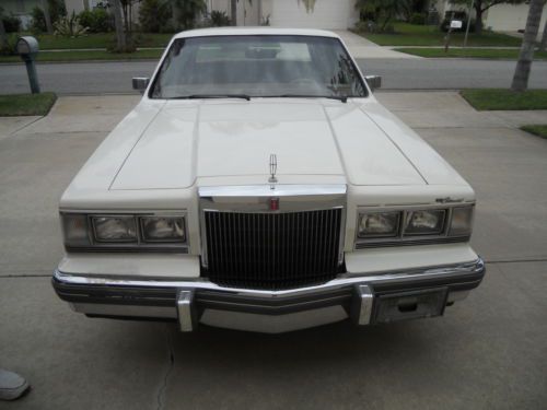 1982 lincoln continental givenchy sedan 4-door 5.0l