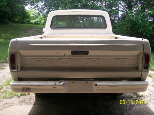 Everything is there to complete this need of restoration f-100