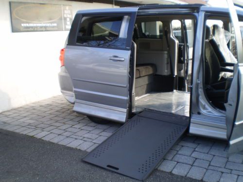 Wheelchair accessible rollx 2013 dodge grand caravan sxt clean carfax one owner!