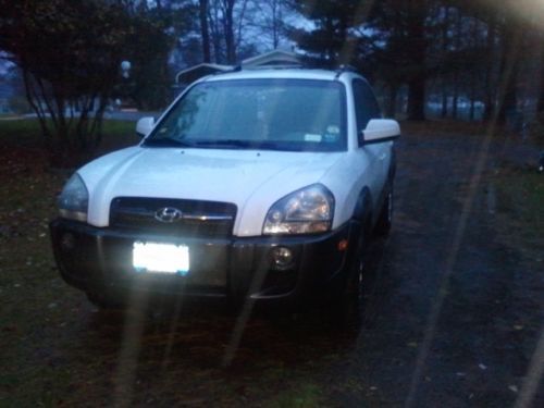 White 4wd hyundai tucson reliable sporty maintained well suv great daily driver