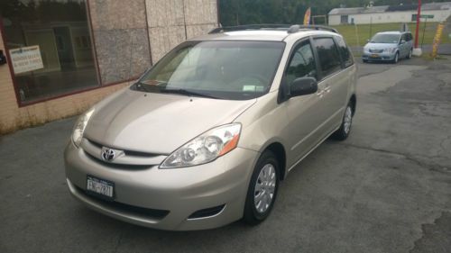 Toyota-sienna-2009-le-mini-passenger-van-5-door