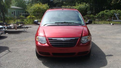 2007 chrysler town/country touring navigation dvd looks/runs great no reserve