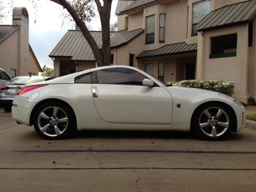2006 nissan 350z base coupe 2-door 3.5l one owner,lady driven ,pearl white