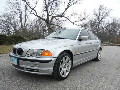 Bmw 330xi awd, near mint, top of the line 3-series!
