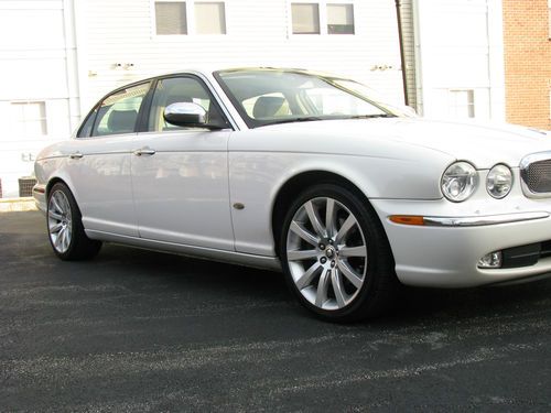 2006 jaguar vanden plas sedan 4-door 4.2l white