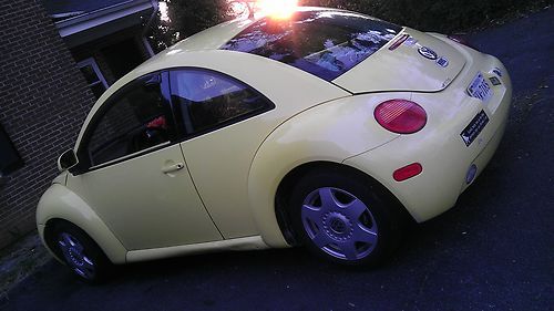 1998 volkswagen beetle base hatchback 2-door 2.0l