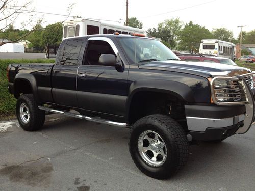 2006 chevrolet silverado 2500hd - 7" lift and tons of accessories!