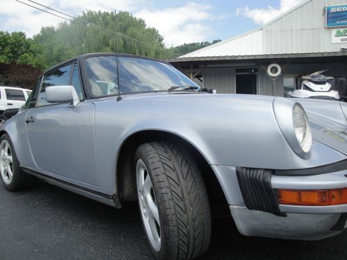 1984 Porsche 911 Carrera Targa 2-Door 3.2L, image 4